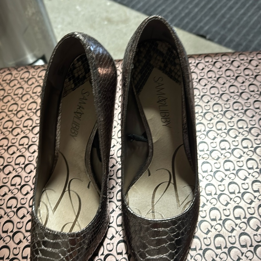 Great fit bronze heel never worn